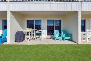 Beautiful seaside condo featuring a communal pool and direct beach access - 8