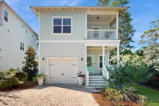 Home with pool & dock access - blocks to beach Powell Lake & state park - 0