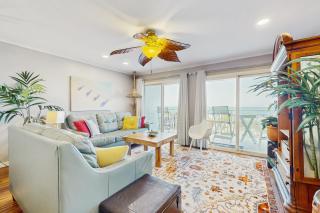 Elegant beachfront retreat with shared swimming pool and easy beach entry - 0