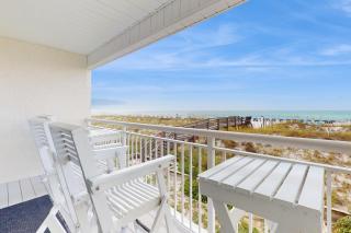 Elegant beachfront retreat with shared swimming pool and easy beach entry - 9