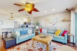 Elegant beachfront retreat with shared swimming pool and easy beach entry - 5