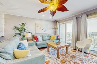 Elegant beachfront retreat with shared swimming pool and easy beach entry - 3