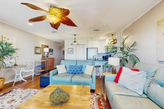 Elegant beachfront retreat with shared swimming pool and easy beach entry - 4