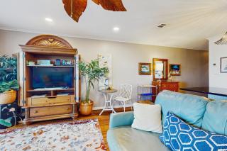 Elegant beachfront retreat with shared swimming pool and easy beach entry - 2