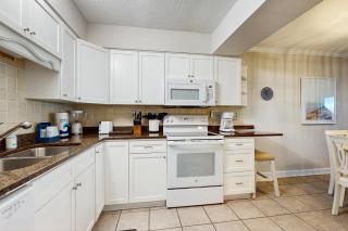 2nd-floor spacious beachfront condo with ocean views - close to entertainment - 3