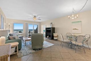 2nd-floor updated condo with Gulf-front views - short drive to shopping - 6