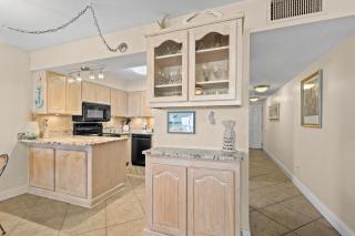 2nd-floor updated condo with Gulf-front views - short drive to shopping - 1