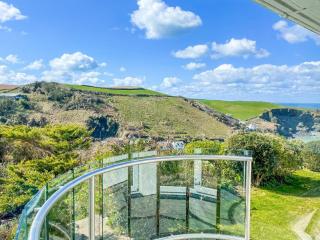 Shellseekers lovely views across Port Isaac - 0