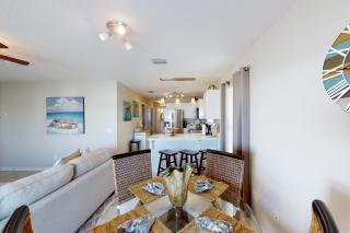 3rd Floor Spacious Condo Close To Entertainment Shared pool Wifi - 3