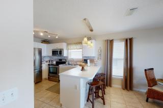 3rd Floor Spacious Condo Close To Entertainment Shared pool Wifi - 2
