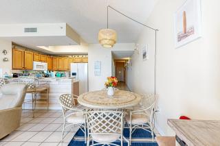 7th-floor bright open condo - close to dining with Gulf front views - 7