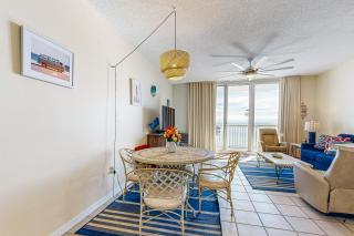 7th-floor bright open condo - close to dining with Gulf front views - 6