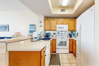 7th-floor bright open condo - close to dining with Gulf front views - 5