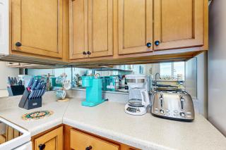 7th-floor bright open condo - close to dining with Gulf front views - 3