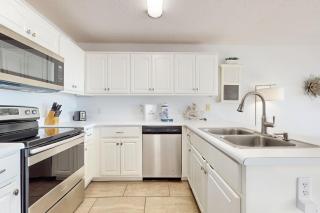 Condo only steps from the beach with COMPLIMENTARY Beach Service - 5