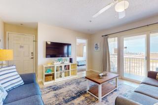 Bright condo with shared pool beach access & central location - 7