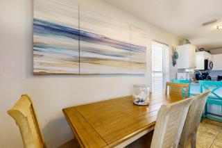 Bright condo with shared pool beach access & central location - 4