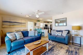 Bright condo with shared pool beach access & central location - 6