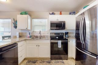 Bright condo with shared pool beach access & central location - 2