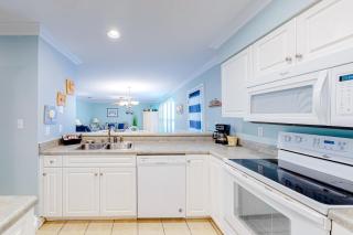 Pool-side condo with pool private washer&dryer walk to beach & free WiFi - 6