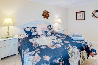 Pool-side condo with pool private washer&dryer walk to beach & free WiFi - 4