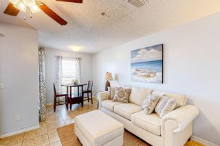 Gulf view condo with central AC WiFi washer&dryer & pool - walk to beach - 0