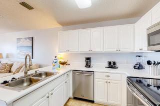 Gulf view condo with central AC WiFi washer&dryer & pool - walk to beach - 3