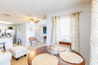 Gulf view condo with central AC WiFi washer&dryer & pool - walk to beach - 6