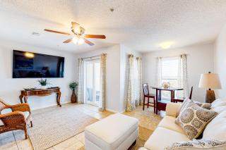 Gulf view condo with central AC WiFi washer&dryer & pool - walk to beach - 8