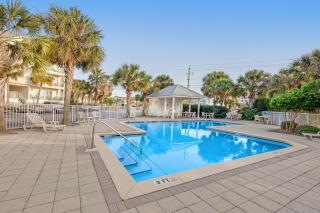 Gulf view condo with central AC WiFi washer&dryer & pool - walk to beach - 9
