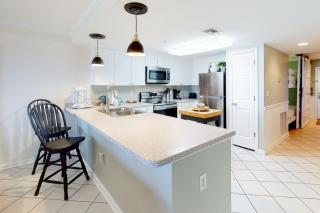Ocean view condo with high-speed WiFi balcony shared pool & beach access - 4
