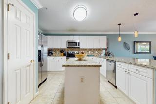 Spacious condo with patio shared pool beach access & Wifi - 3
