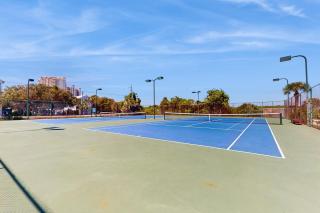 Spacious condo with patio shared pool beach access & Wifi - 8