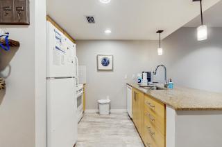 Sunlit ground-floor house with pools hot tub board games & on-site golf - 4