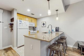 Sunlit ground-floor house with pools hot tub board games & on-site golf - 6