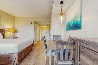 Renovated studio with pool hot tub full sized fridge and 2 burner stovetop - 3