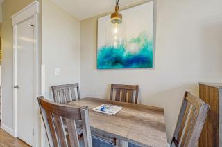 Renovated studio with pool hot tub full sized fridge and 2 burner stovetop - 4