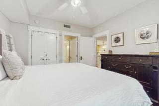 Sunlit ground-floor house with pools hot tub board games & on-site golf - 1