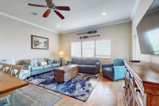 Beautiful Third-floor Condo with Private Balcony Shared Pool & Hot Tub Central AC - 0