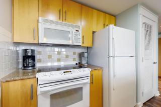 Golf-course & water-view condo with central AC shared pool hot tub - 2