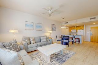 Ideal getaway near the beach & golf with shared pool central AC - 5