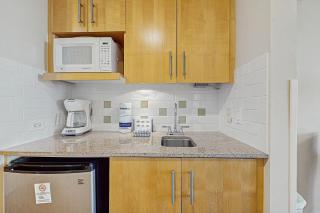 Stylish suite with a shared pool hot tub and golf course bay views - 2