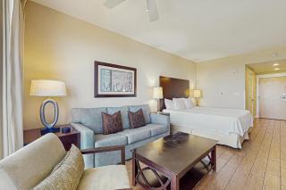 Stylish suite with a shared pool hot tub and golf course bay views - 6