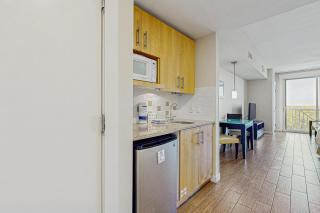 Stylish suite with a shared pool hot tub and golf course bay views - 1