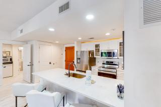 Baytowne Wharf combo with a full kitchen plus pool hot tub & gym - 5