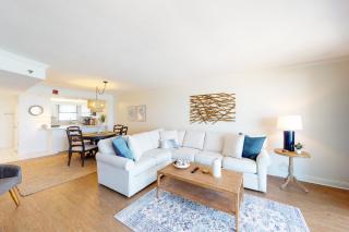 Beachfront condo with Gulf views balcony AC W&D & pool - 5