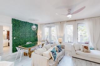 Designer hideaway with outdoor pool hot tub & gym - walk to dining shops - 8