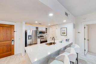 Designer hideaway with outdoor pool hot tub & gym - walk to dining shops - 6
