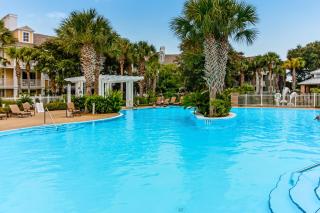 Beautiful condo with shared pool & hot tub private W&D - near the beach - 8