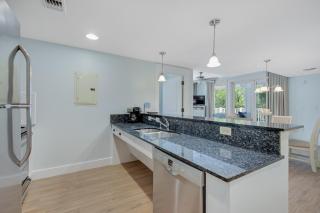 Beautiful condo with shared pool & hot tub private W&D - near the beach - 2